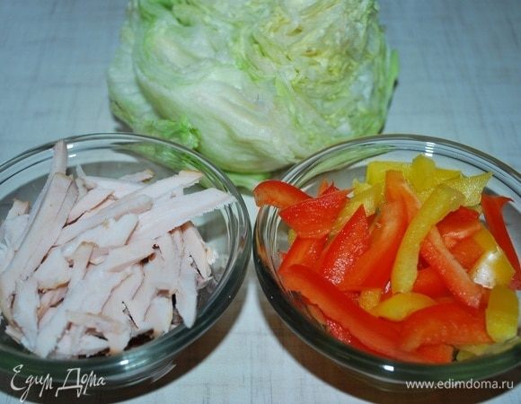 Нарезать куриную грудку, болгарский перец  и салат айсберг, все вместе перемешать, посолить и поперчить по вкусу.