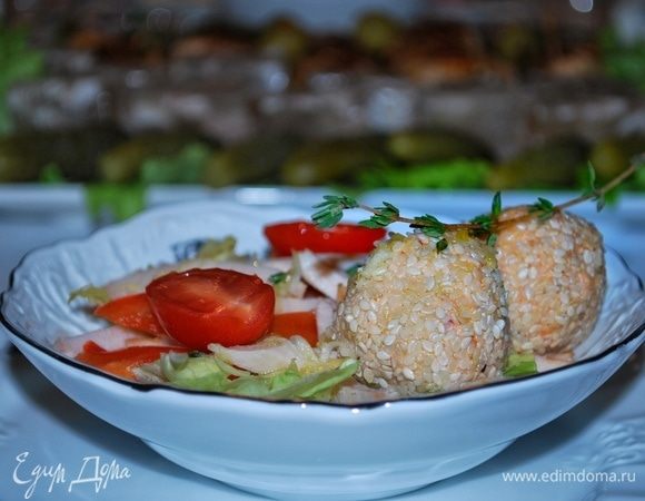 Выкладываем порционно куриную грудку, болгарский перец и салат айсберг, сверху сырные шарики и поливаем соусом. Можно добавить помидоры черри.