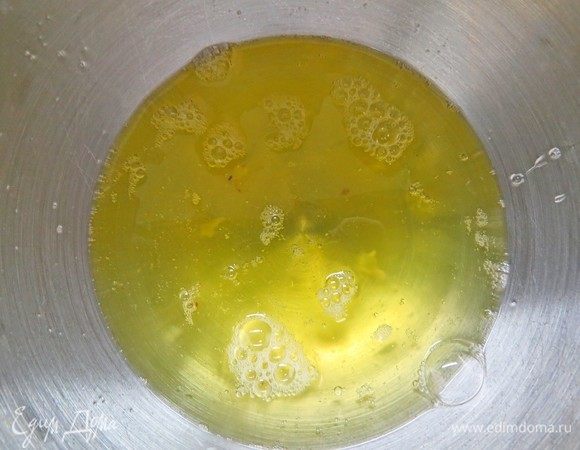 Готовим белково-ореховые коржи. 
Очищенный фундук предварительно обжарить или запечь в духовке при 200°С в течение 10 минут. Нарезать не очень мелко.
Коржи для «Киевского» торта пекутся на заквашенных белках. Для этого переливаем белки в закрытую емкость и оставляем при комнатной температуре на 12–24 часов.