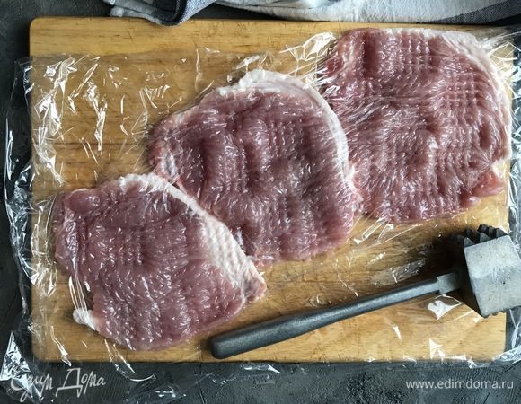 Мясо оберните с двух сторон пищевой пленкой. Отбейте, так чтобы куски стали тонкими, просушите бумажным полотенцем.