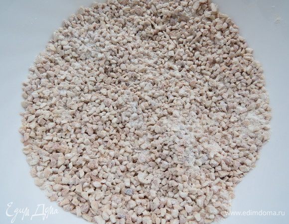 Перемешать орехово-мучную смесь до однородности.