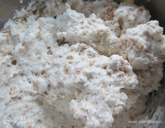 Во взбитые белки частями добавлять мучную ореховую смесь, аккуратно вымешивать лопаточкой.