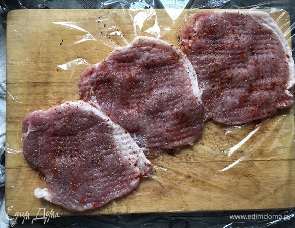 Равномерно посолите и поперчите мясо.