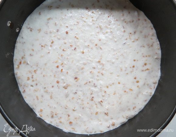 Тесто поделить на три равные части, каждую часть выложить на бумагу для выпечки в форме круга диаметром 20 см. Я пекла в разъемных формах, выстеленных бумагой для выпечки. Мне так было легче, тогда корж гарантированно не расползется. Выпекать нужно 3 коржа одновременно! В противном случае белки во время ожидания опадут и тесто осядет. Если три коржа одновременно выпечь не получается, то придется каждый раз делать новый замес.