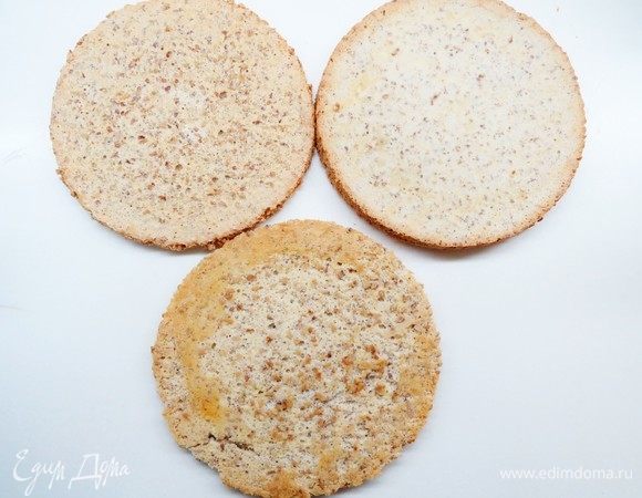 Выпекаем коржи в разогретой до 150°С духовке примерно полтора часа. Коржи остудить, не снимая с бумаги, и дать полежать ночь (или примерно 8 часов).