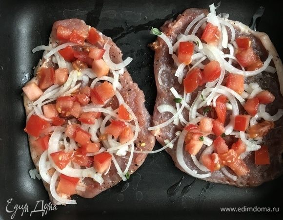 Помидоры нарежьте на небольшие кубики и выложите слоем на мясо.