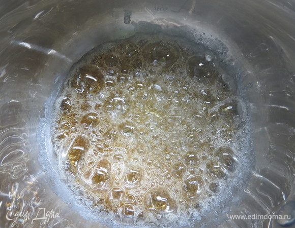 Как только сироп начнет темнеть, добавляем несколько капель лимонного сока, перестаем мешать и увариваем его до золотистого карамельного цвета. Для более равномерного распределения сахара кастрюльку можно встряхивать или наклонять из стороны в сторону.