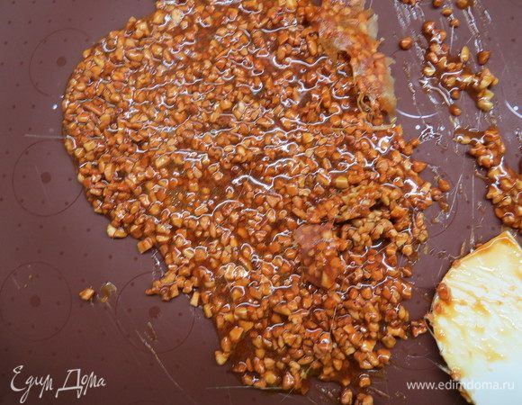 Карамельно-ореховую массу выливаем на силиконовый коврик и даем полностью остыть. 