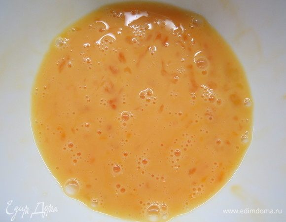 Готовим крем «Шарлотт». Для сиропа берем молоко, добавляем туда два мелких или полтора крупных яйца (одно яйцо перемешать до однородности и отмерить половину).