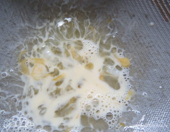 Молочно-яичную массу процедить через сито. 