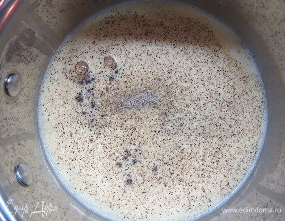 В молочно-яичную смесь добавить сахар и ванильный сахар (я люблю ванильный сахар с натуральной ванилью). 