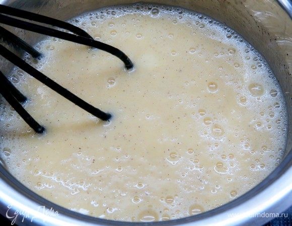 Помешивая, довести до кипения на небольшом огне и проварить около 5 минут, по консистенции сироп должен напоминать сгущенку. Сироп остудить до комнатной температуры.