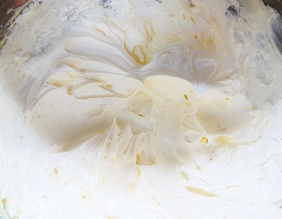 Сливочное масло комнатной температуры тщательно взбить до пышности и побеления. На качестве масла не экономим! 