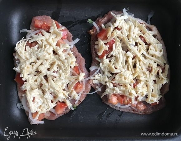 Сыр натрите на крупной терке. В миске соедините сыр, горчицу, майонез и тщательно перемешайте. Выложите слоем на мясо.