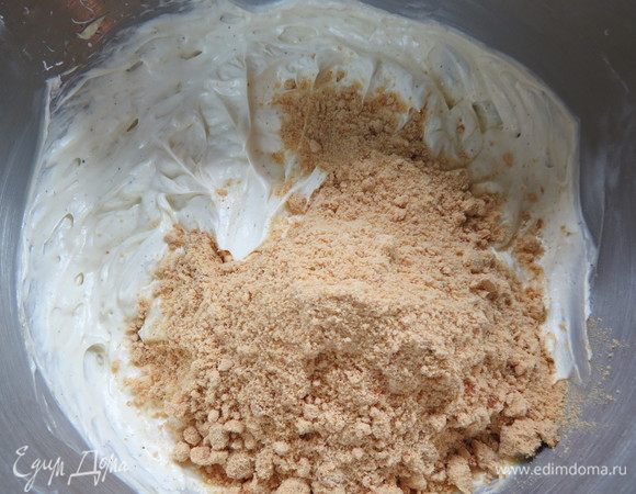 Не прекращая взбивания, тонкой струйкой частями вливаем остывший сироп, взбиваем до пышности и однородности, в конце вливаем коньяк и еще раз взбиваем. В готовый крем «Шарлотт» всыпаем молотый грильяж, перемешиваем до однородности. 