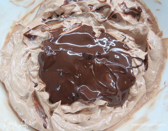 50 г темного шоколада растапливаем на водяной бане или в микроволновке (1,5–2 минуты при мощности 360 Вт), даем чуть остыть и аккуратно подмешиваем к крему с какао. 