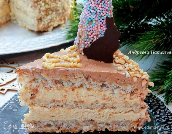 Дать торту немного настояться и подать к праздничному столу. 
Это очень вкусно! 