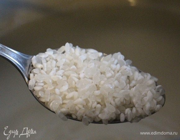 Рис несколько раз промыть, залить в мультиварке необходимым количеством воды (3,5 стакана). Готовить в режиме «Маша» или «Молочная каша» 25 минут. 