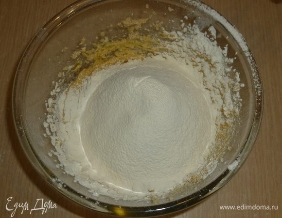 Просеять муку, крахмал и разрыхлитель в тесто. Добавить соль. Взбить на маленьких оборотах. 