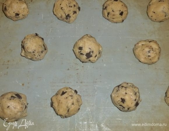 Руками скатать шарики (руки предварительно смачивать водой каждый раз). Выкладывать их на застеленный противень на расстоянии друг от друга. Поставить противень на 20 минут в холодильник. 
