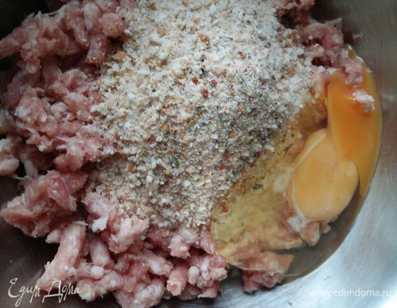 Приготовить фарш, любимый в вашей семье, добавить куриное яйцо, соль, перец, панировочные сухари. Все перемешать. Готовую смесь несколько раз отбить для получения однородности. 