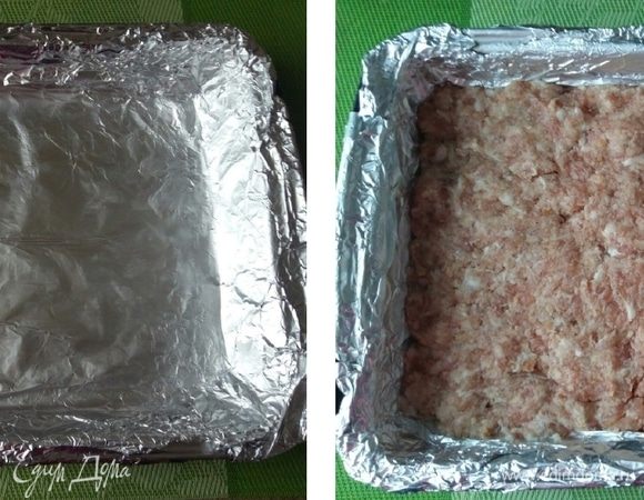 Противень (у меня размером 20*30 см) застелить фольгой. Это для того, чтобы удобнее было формировать рулет. Выложить на фольгу фарш. Разровнять ровным слоем.