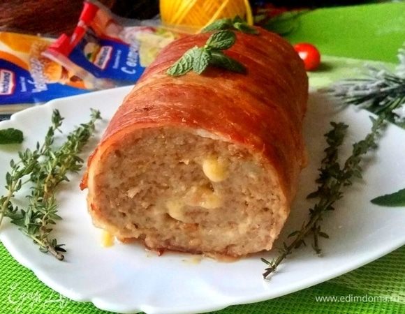 Резала рулет горячим и сыр немного вытек, поэтому разрез не получился. Домашним не терпелось попробовать. 