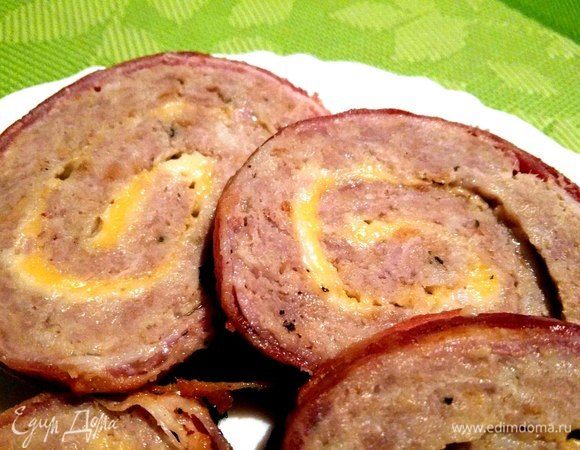 А это фото сделала уже позже, рулет остыл, и здесь уже видна сырная начинка. 