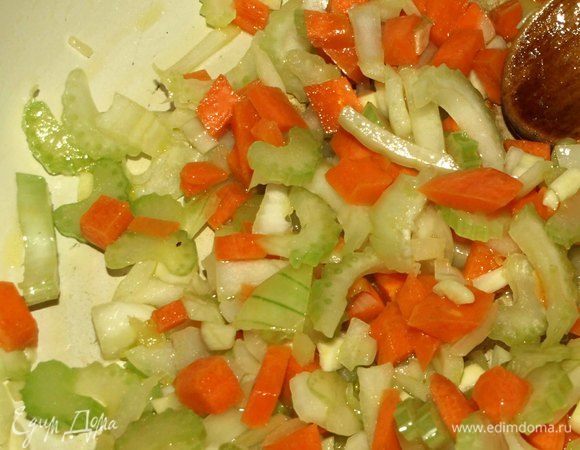 В сковороде разогреть оливковое масло. Добавить морковь, чеснок, лук и сельдерей и готовить до прозрачности.
