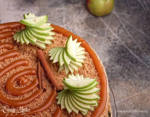 Приготовление этого торта лучше всего разбить на три дня.
1-ый день — бисквит и песочное тесто.
2-ой день — выпечка коржей из песочного теста, приготовление карамелизированных яблок и баварского мусса, сборка торта. Приготовление соленой карамели. Охлаждение торта минимум 8 часов.
3-ий день — украшение и подача.
Для данного рецепта лучше всего брать кольцо или разъемную форму диаметром 26–28 см. Мой торт на фото собран в кольце 26 см. Он визуально кажется большим, но за счет составляющих получается нетяжелым — максимум 2 кг.