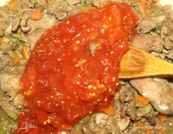 Измельченные томаты добавляем к остальным ингредиентам. Добавляем соль, перец.  Уменьшаем огонь и тушим до готовности печени. 