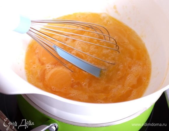 Перемешивать венчиком яйца с сахаром до тех пор, пока весь сахар не растворится.