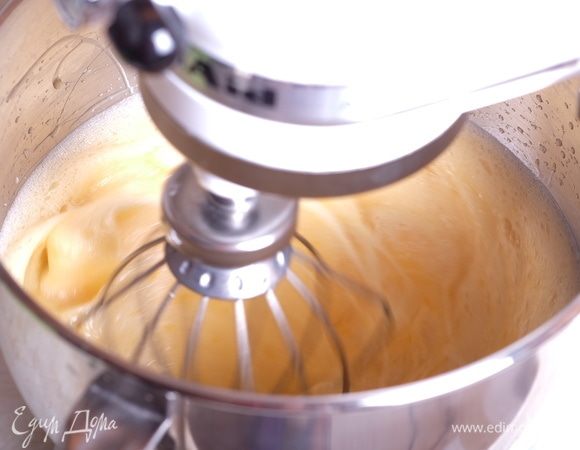 Перелить яичную смесь в чашу миксера и начать взбивать бисквитное тесто на самых высоких оборотах.