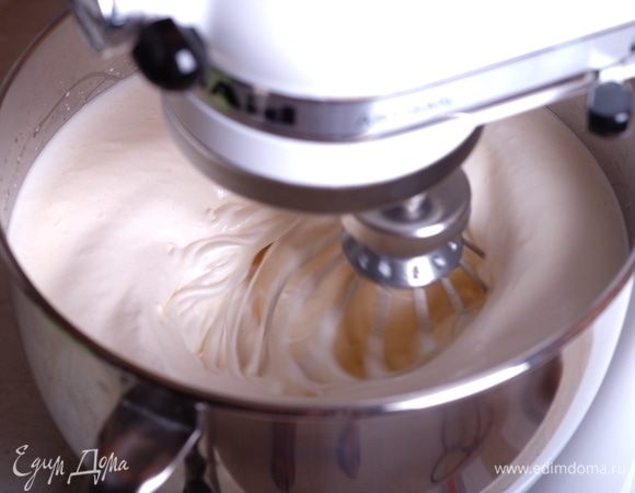 Взбивать нужно минимум 5–7 минут до увеличения в объеме примерно в 3 раза.