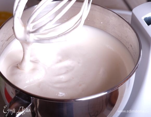 Тесто получается необыкновенно воздушное и густое.