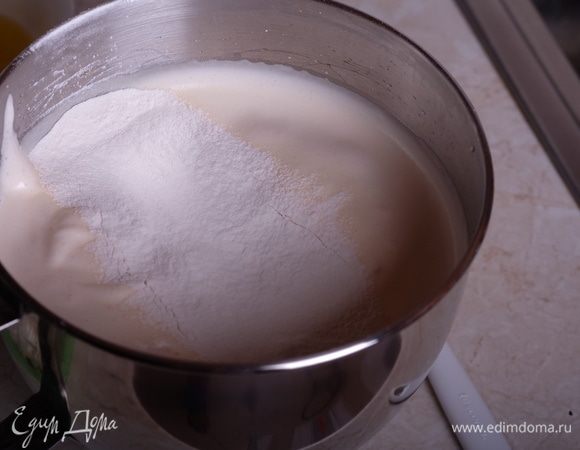 Сливочное масло растопить и охладить. Просеять в тесто половину муки, аккуратно перемешать, влить растопленное сливочное масло, просеять оставшуюся муку. Аккуратно, но тщательно, перемешать, так чтобы как можно меньше выдавить воздуха из теста. Мешать нужно зачерпывающими движениями снизу вверх. Обратите внимание, чтобы масло не осело на дно чаши. 