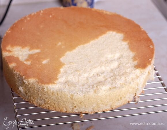 Остудить корж 5 минут в форме, затем форму перевернуть на решетку, снять силиконовый коврик и остудить окончательно. Когда корж полностью остынет, острым ножом провести по бортам кольца, как бы вырезая его. Бисквит готов! Завернуть его в пищевую пленку и поместить в холодильник минимум на 8 часов.