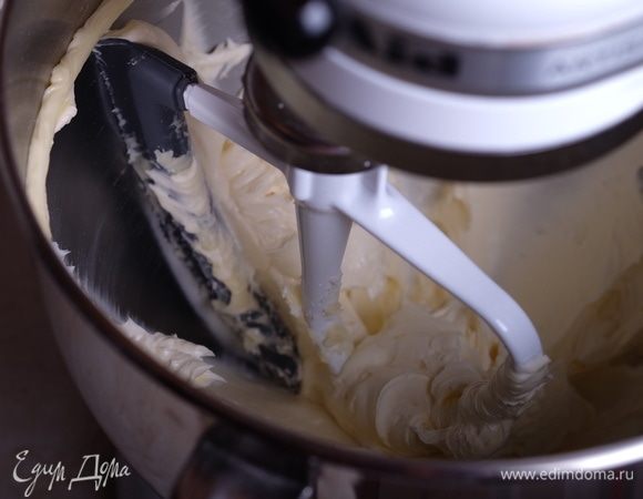 Приготовим песочное тесто. Заранее размягченное при комнатной температуре масло взбить с сахарной пудрой.
