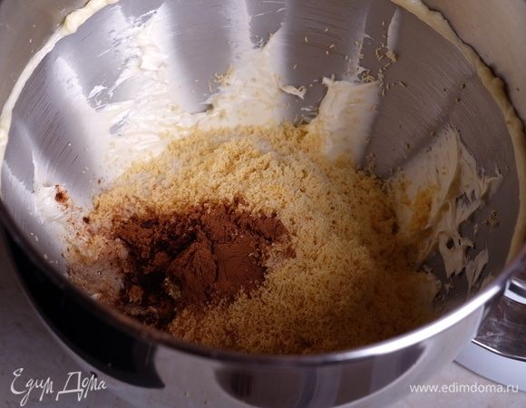 Добавить миндальную муку, ром, молотую корицу, соль и перетертые через мелкое ситечко яичные желтки.