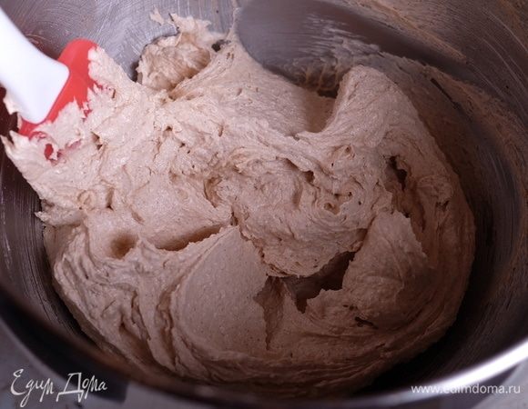 Муку соединить с разрыхлителем теста, просеять в масляную смесь и быстро замесить песочное тесто. Долго не мешать!
Тесто собрать в ком, обернуть пищевой пленкой и поместить в холодильник минимум на 8 часов.