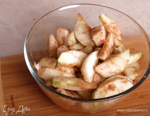 2-ой день. Приготовим карамелизированные яблоки. Яблоки помыть, почистить, нарезать на немелкие дольки, очистить от семян. Сложить в миску. Добавить оба вида сахара, лимонный сок и корицу. Перемешать.