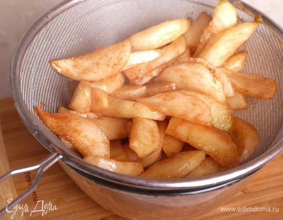 Готовые яблоки переложить в дуршлаг, образовавшийся карамельный соус собрать в миску и сохранить.