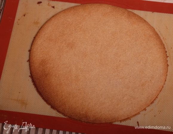 Духовку разогреть до 180°С. Поставить в духовку коврик с коржом на 15–20 минут. За это время корж слегка поджарится, ориентируйтесь на края. Как только края стали золотиться — вынимайте корж из духовки. Будьте очень осторожны — корж невероятно хрупкий. Готовый корж полностью остудить.