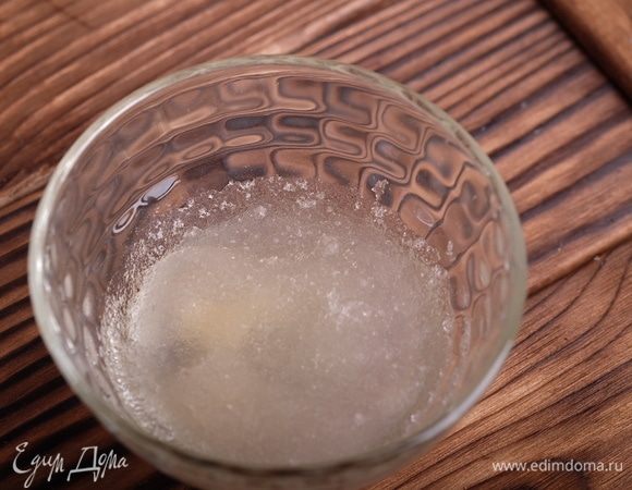 Приготовим баварский мусс. Замочить желатин в 60 мл холодной воды. Оставить для набухания.