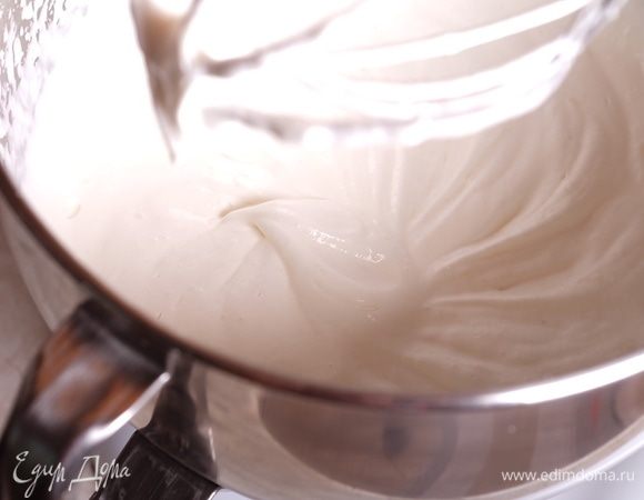 Холодные сливки взбить на максимальных оборотах миксера в густую пену. Взбивать нужно до средних пиков! Это важно! То есть, сливки еще текучие, и слегка виден след от венчиков миксера. Поместить взбитые сливки в холодильник.