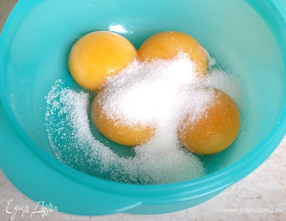 К желткам добавить 2 ст. л. сахара от общего количества.
