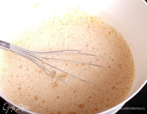Желтки взбить с сахаром, тонкой струйкой влить во взбивающиеся желтки горячее карамельное молоко.