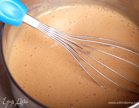 Перелить полученную смесь снова в сотейник и варить соус до загустения (примерно 5–7 минут). Когда соус загустеет, снять с огня, остудить примерно 5 минут и добавить разбухший желатин. Перемешать венчиком.