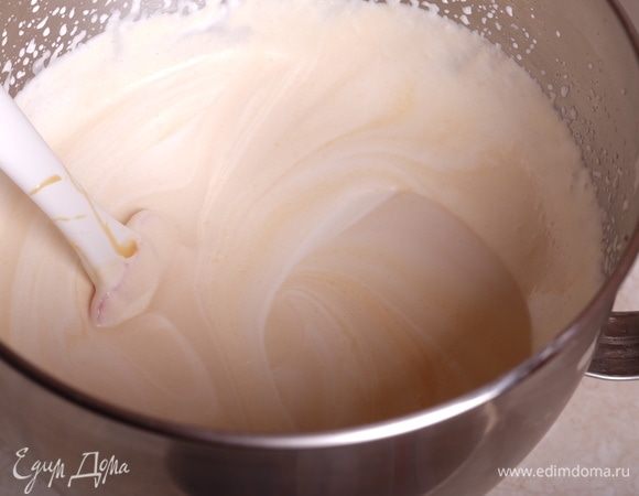 Остудить карамельный соус до комнатной температуры. Затем соединить вместе взбитые сливки и карамельный соус. Баварский мусс готов!