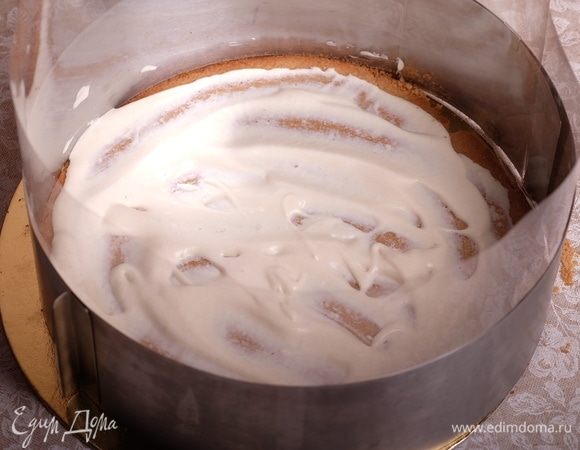 Сверху выложить буквально пару столовых ложек мусса — только для того, чтобы слегка смазать песочный корж.